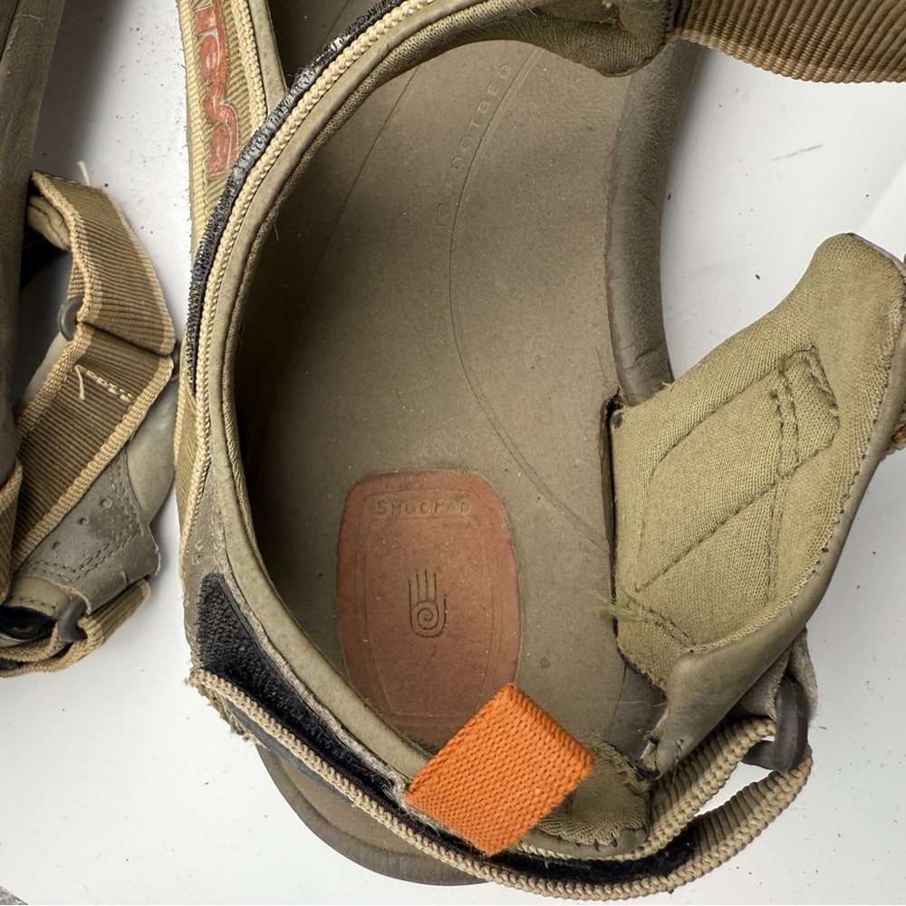 Teva Men’s Hudson Hiking Outdoor Gorpcore Sandal Bungee Cord Size 9 Casual tan - Picture 7 of 8
